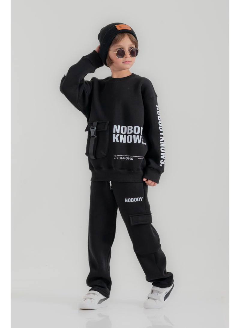 سي إن جينز وير كيدز طقم أولادي بطبعة NO BODY KNOW - Image 5